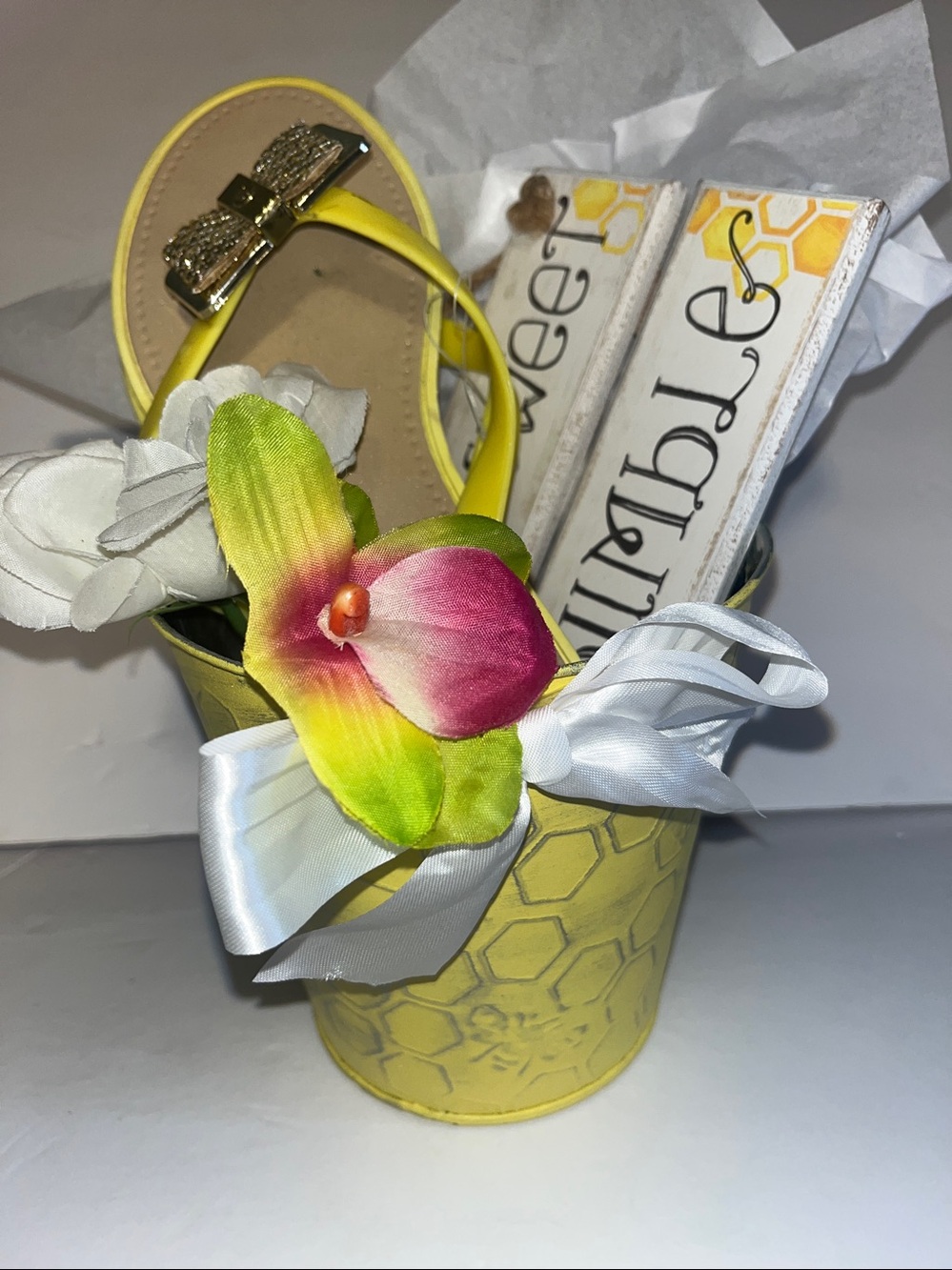 Nwt yellow spring bee bundle gold bow flip flops &wood sign βBee Sweet&Bumbleβ - Picture 1 of 16